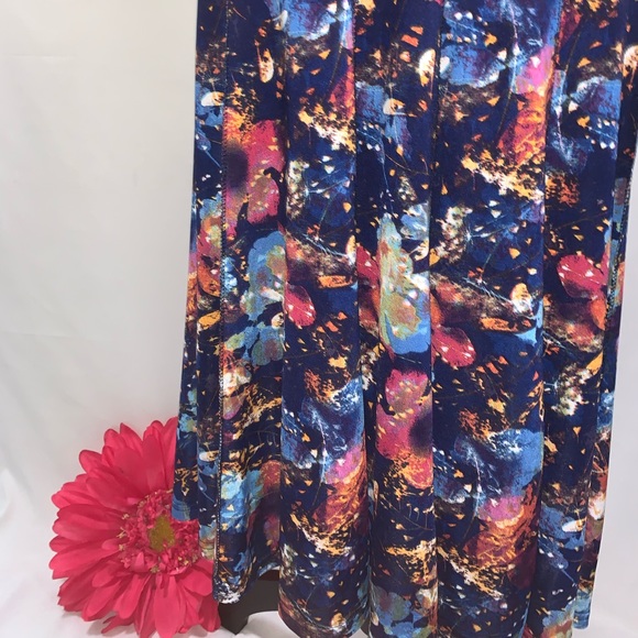 3/$10🙌 Fun & Bold Patterned Skirt - Medium - Picture 2 of 4